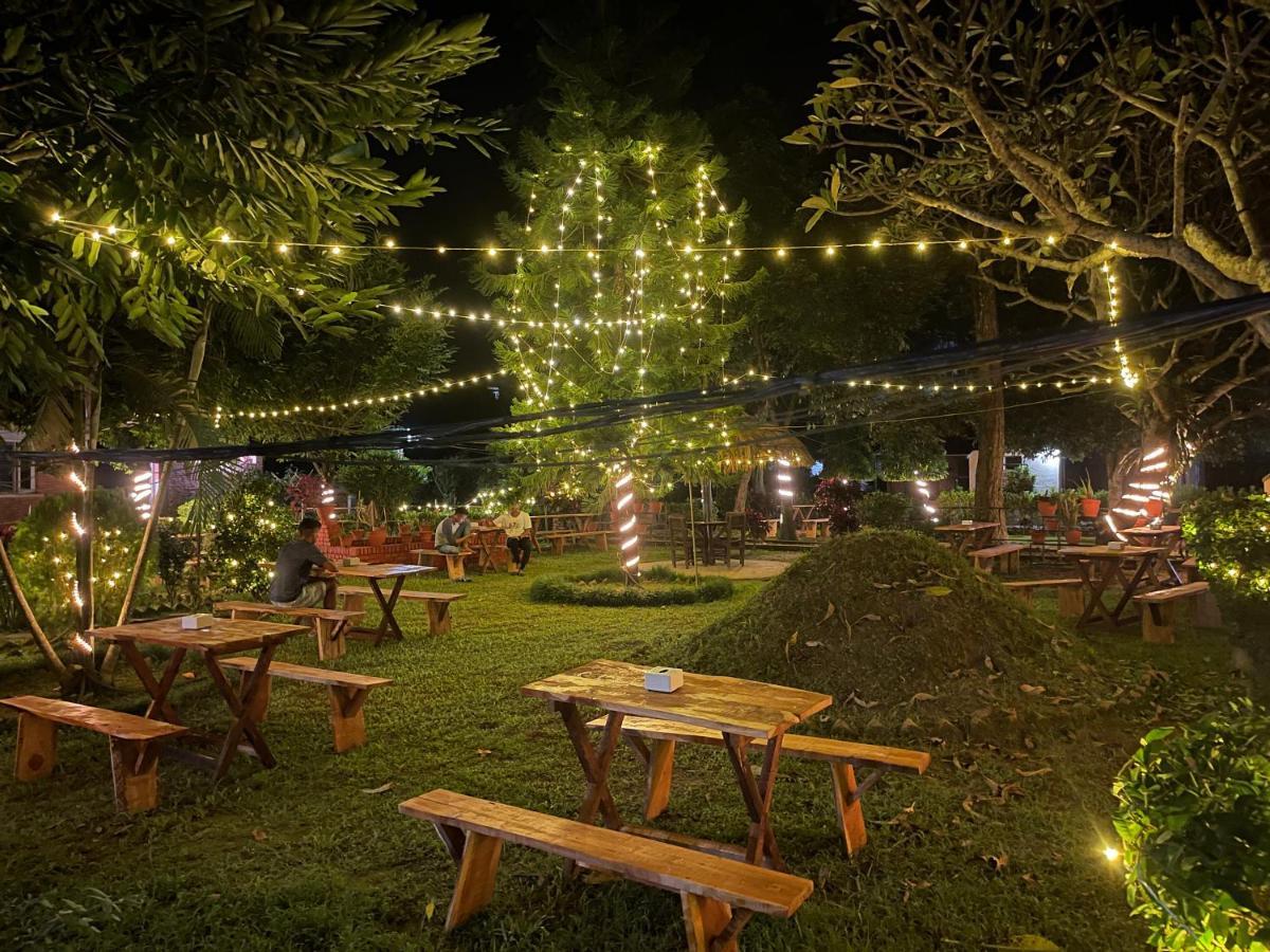 Hotel Tharu Garden And Beer Bar Chitwan Zewnętrze zdjęcie