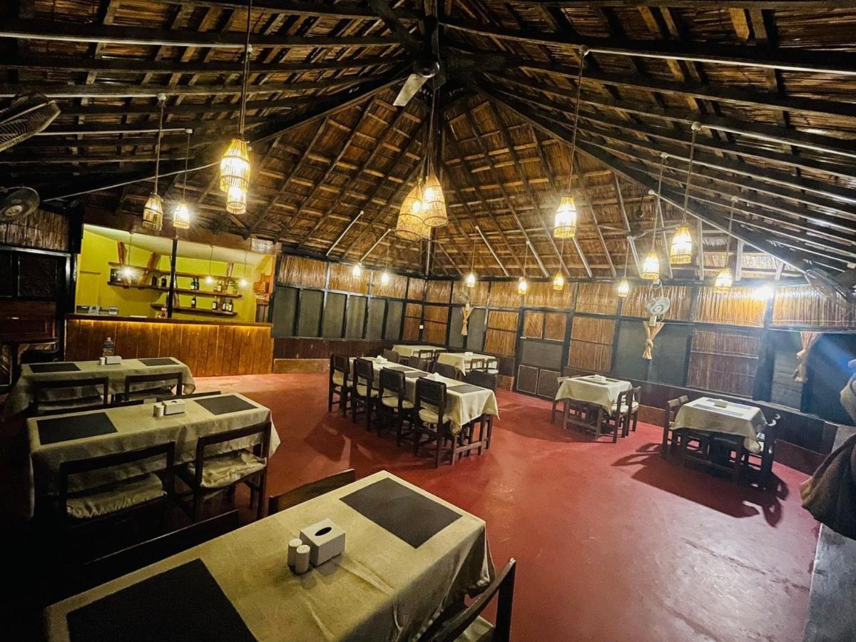 Hotel Tharu Garden And Beer Bar Chitwan Zewnętrze zdjęcie
