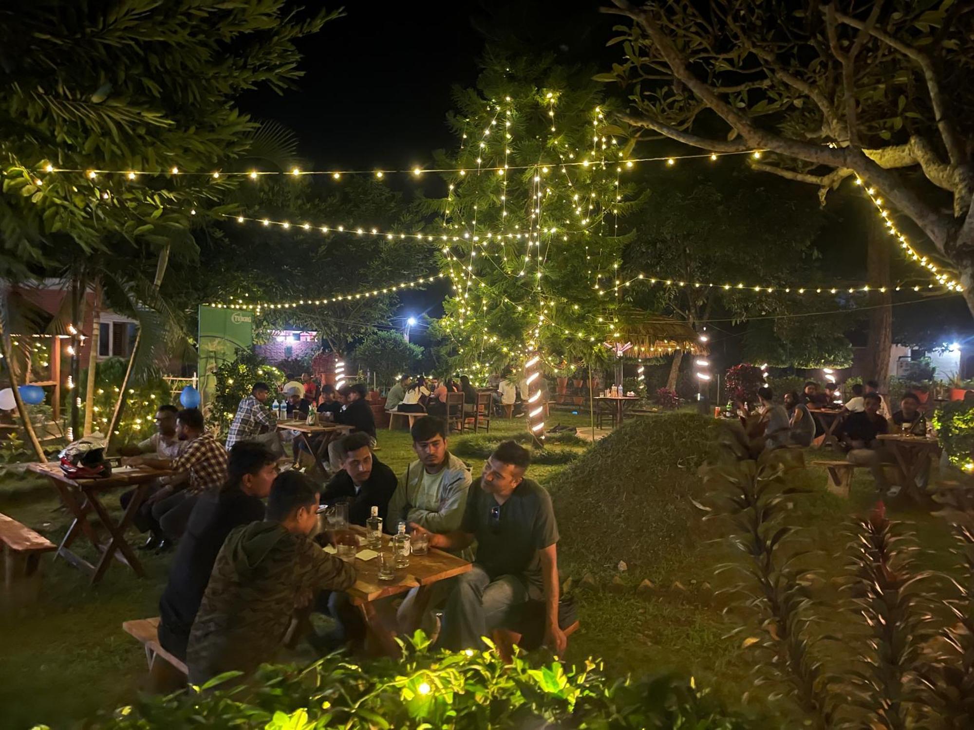 Hotel Tharu Garden And Beer Bar Chitwan Zewnętrze zdjęcie