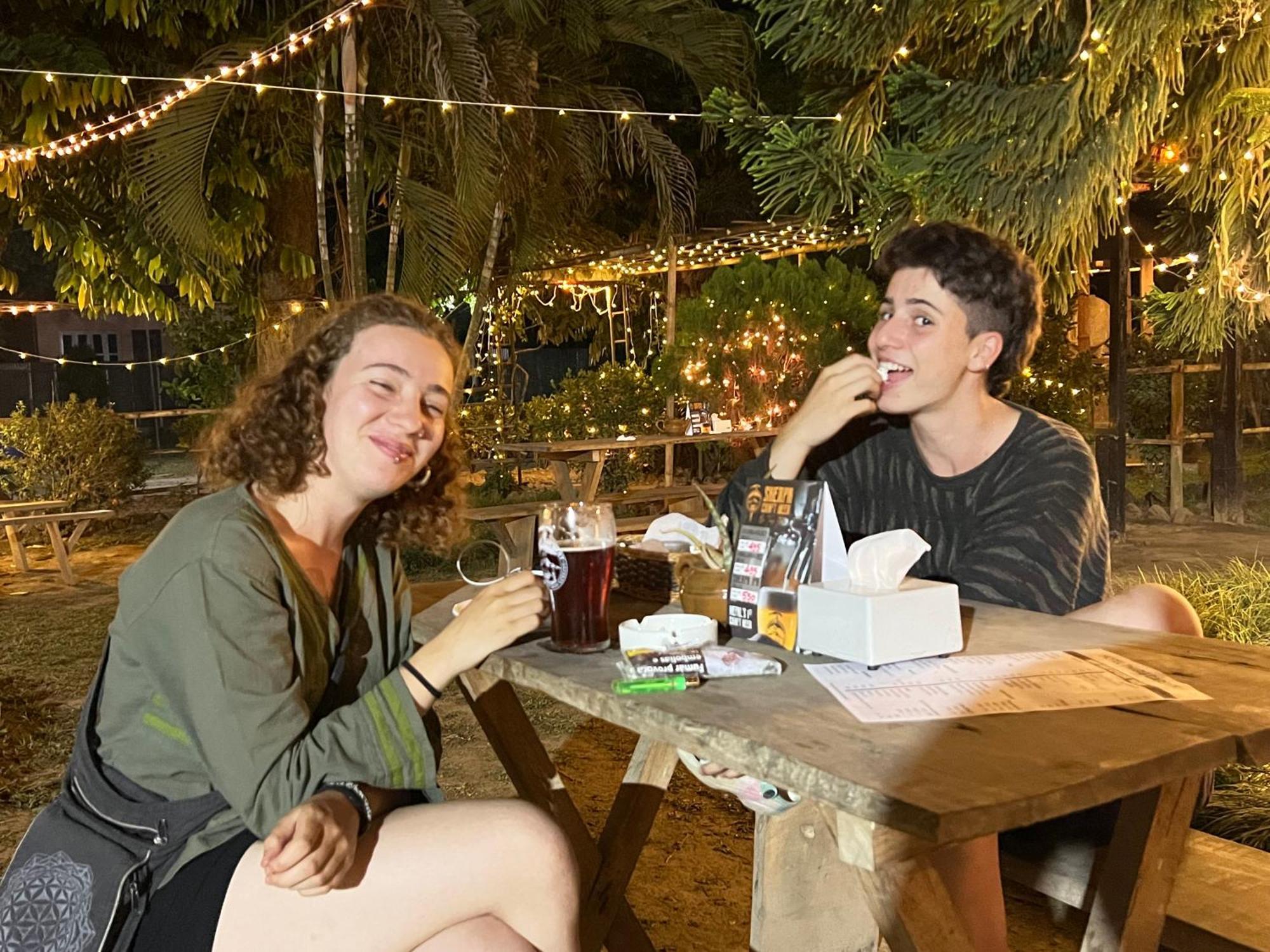 Hotel Tharu Garden And Beer Bar Chitwan Zewnętrze zdjęcie