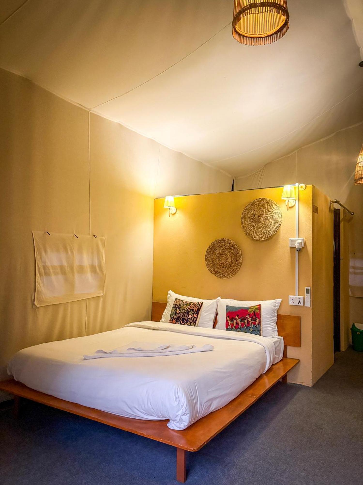 Hotel Tharu Garden And Beer Bar Chitwan Zewnętrze zdjęcie